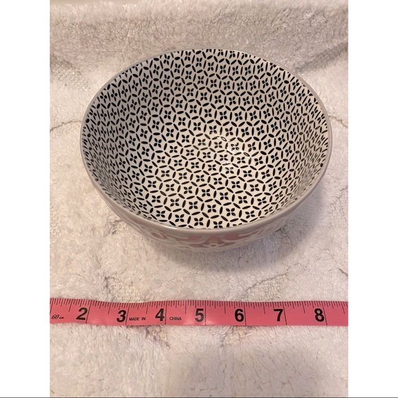 Mismatched Textured Stoneware Bowls - Picture 5 of 5